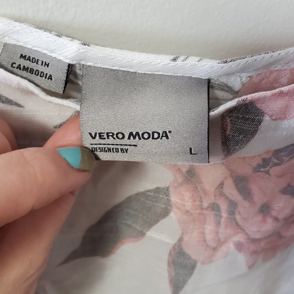 3/$30 Floral cami - Picture 2 of 2